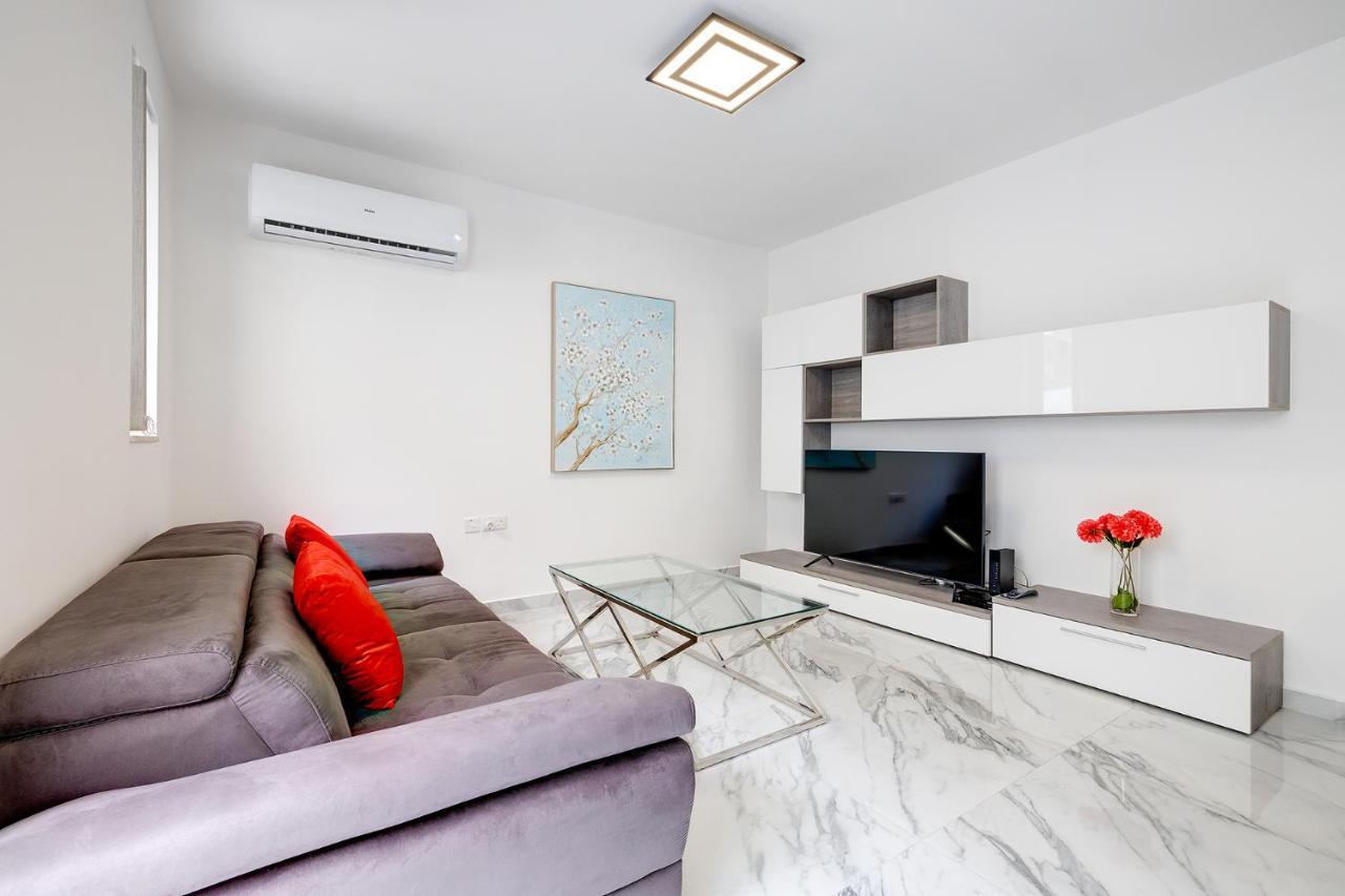 Cosy Apartment Steps To St George'S Bay San Julián Exterior foto