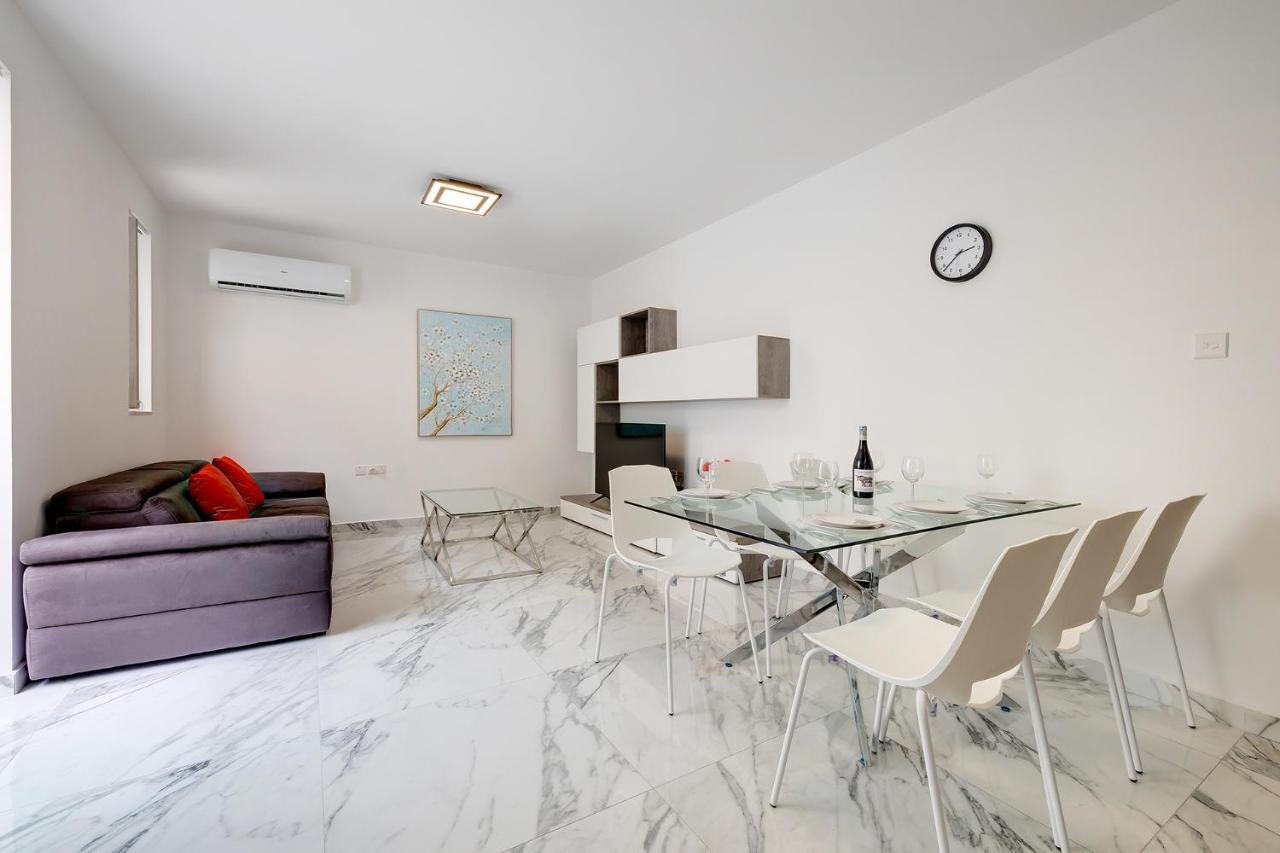 Cosy Apartment Steps To St George'S Bay San Julián Exterior foto