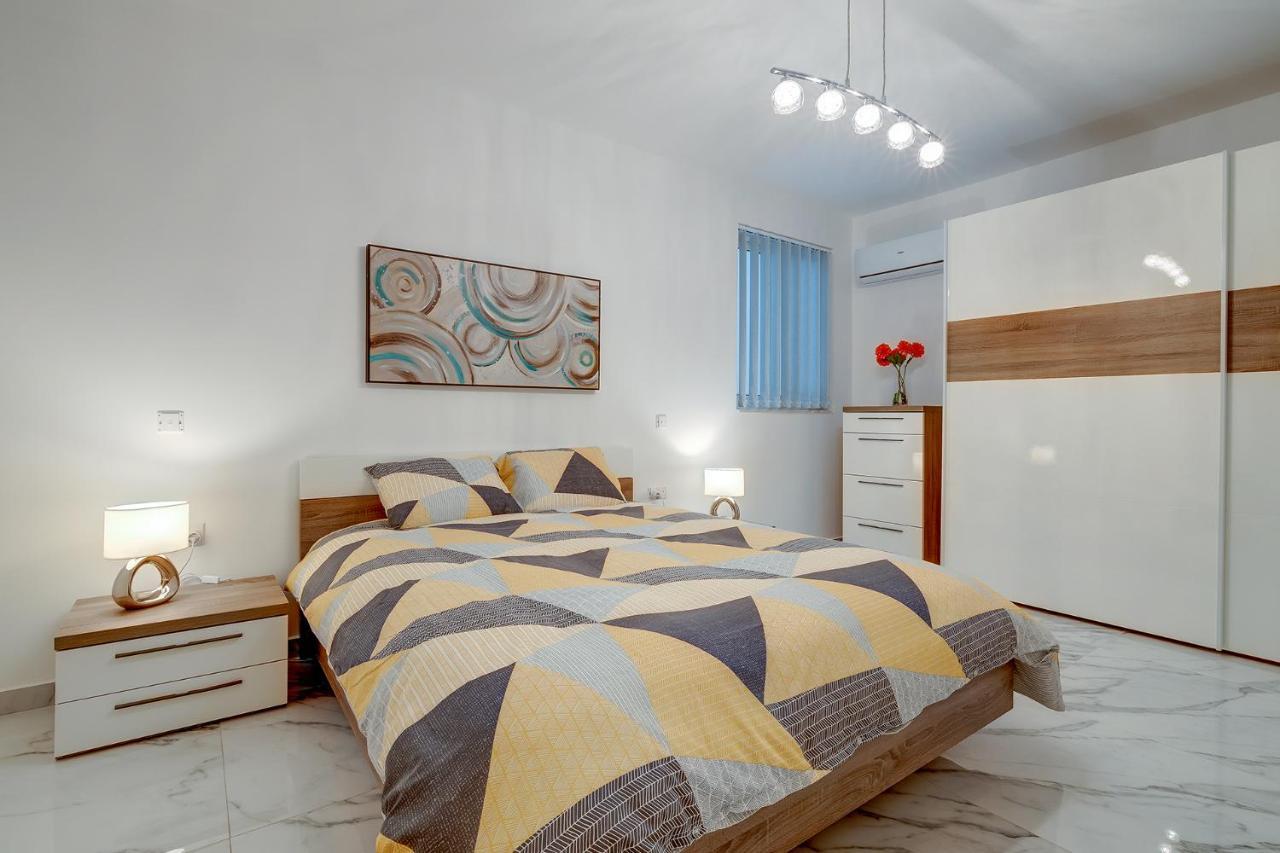 Cosy Apartment Steps To St George'S Bay San Julián Exterior foto
