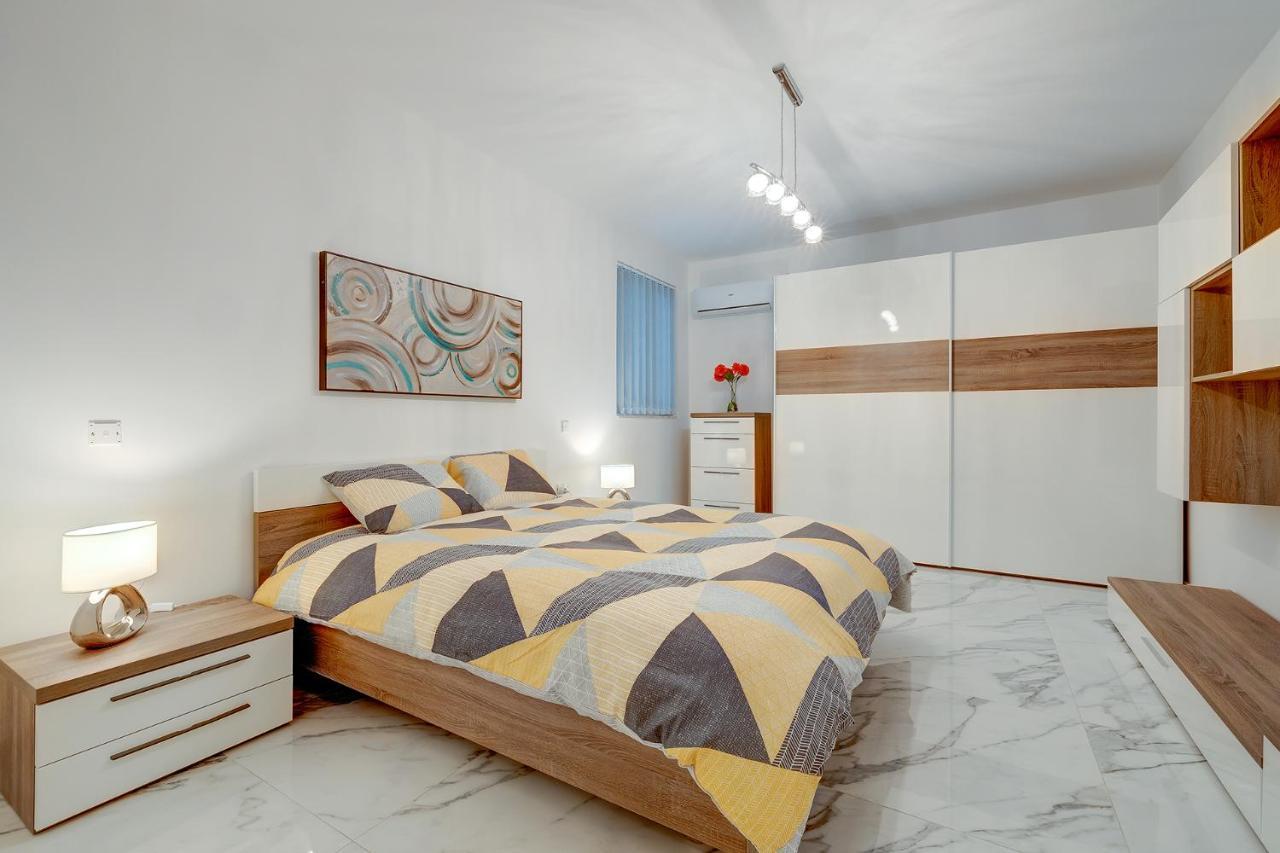 Cosy Apartment Steps To St George'S Bay San Julián Exterior foto