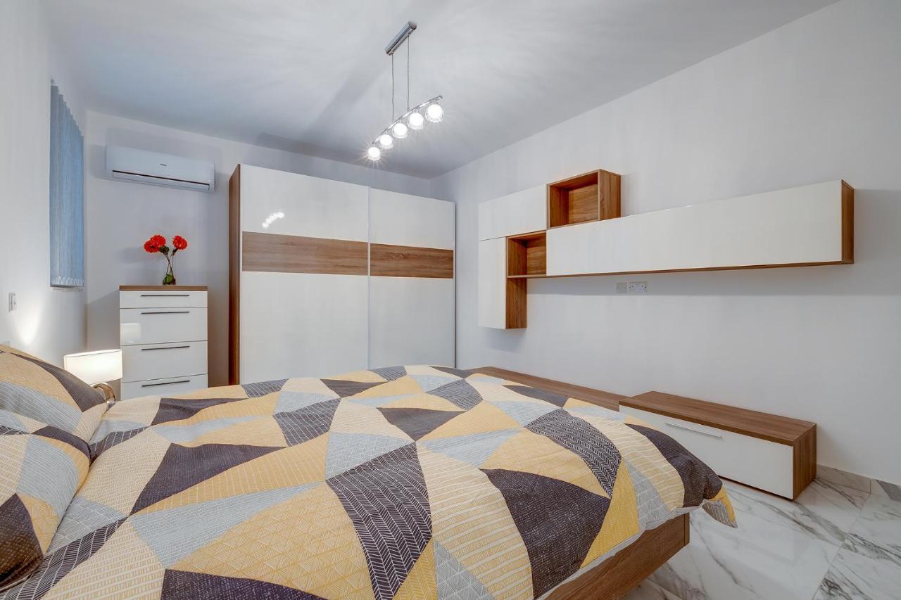 Cosy Apartment Steps To St George'S Bay San Julián Exterior foto