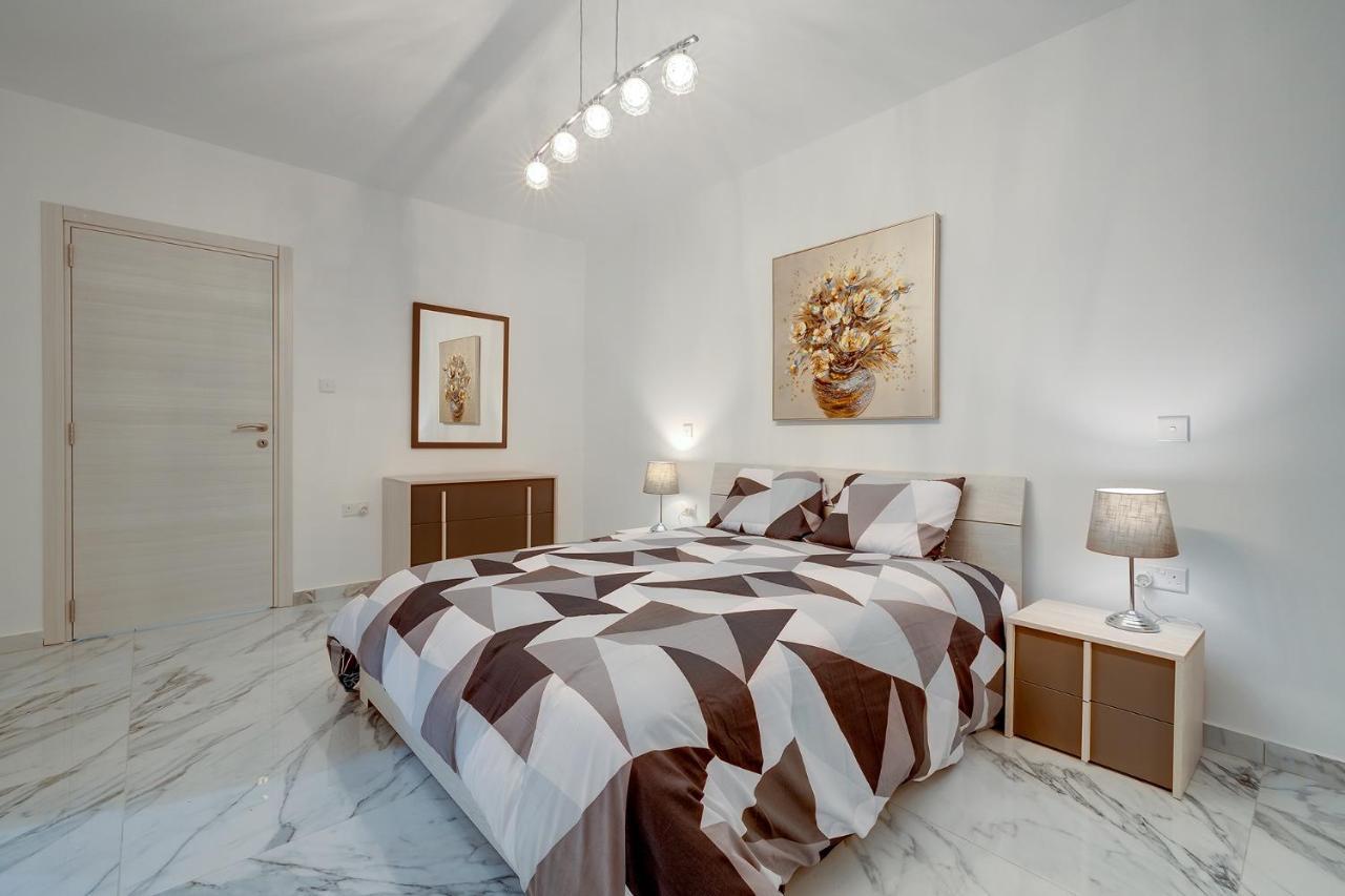 Cosy Apartment Steps To St George'S Bay San Julián Exterior foto